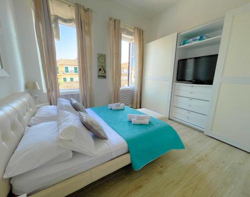 LUNA SUL PORTO Seaview Apartment Bright and Spacious Flat in Central Nettuno Steps from the Marina Beaches and Train Station — 4-Star Luxury Hotel in Nettuno, Italy