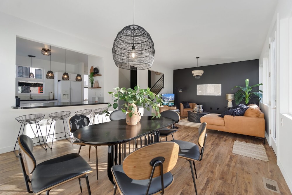 Coopers North in Old Town Hot Tub & Pool Table in Fort Collins, United States