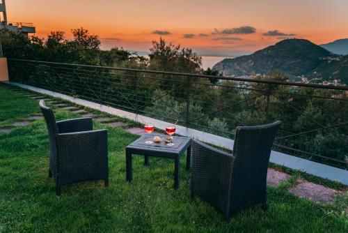 Villa Fanella independent house with a private garden between Sorrento&Amalfi — 4-Star Luxury Hotel in Piano Di Sorrento, Italy