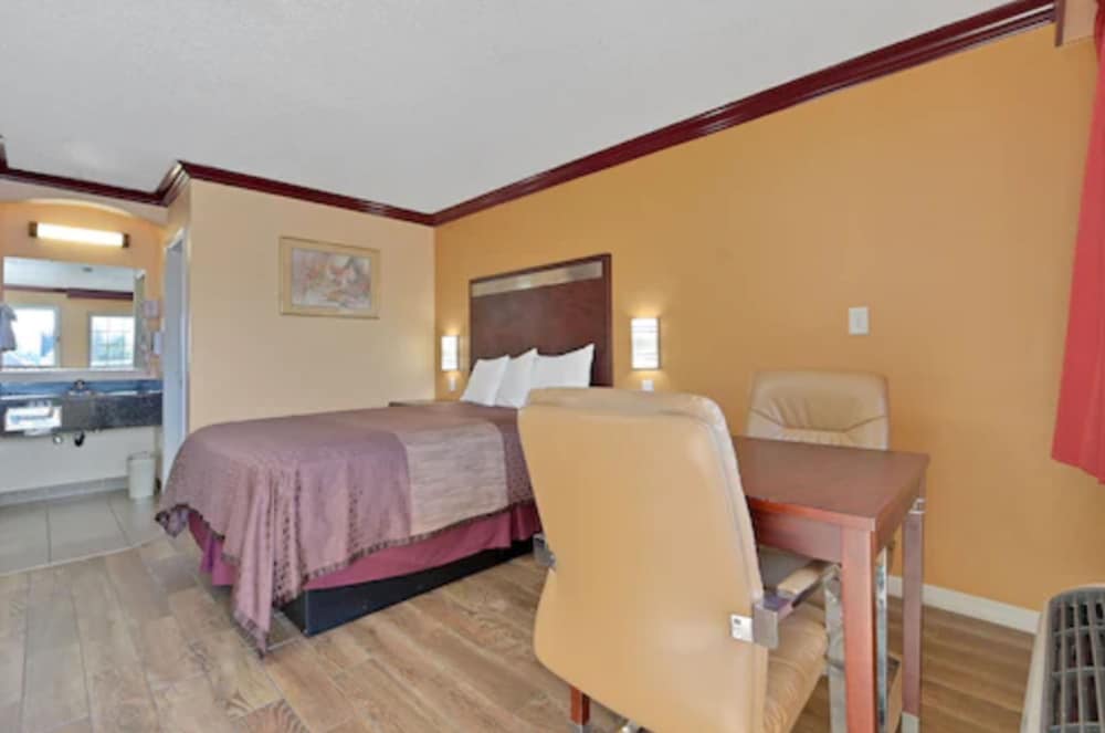 America's Deluxe Inn - photo 18