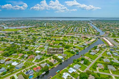Your waterfront getaway Villa Family Retreat — 4-Star Luxury Hotel in Cape Coral, United States