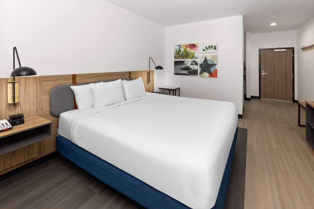 La Quinta Inn & Suites by Wyndham El Paso East Loop 375 - photo 33