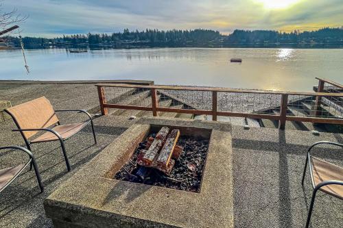 Hammersley Beach Cabin — 4-Star Luxury Hotel in Shelton, United States