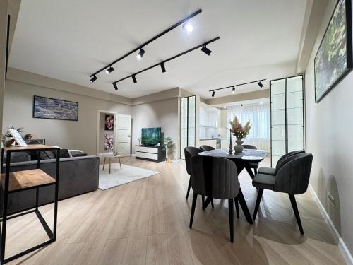 RentNow New Lux 3 Bedrooms Apartment with Balcony — 4-Star Luxury Hotel in Chisinau, Moldova