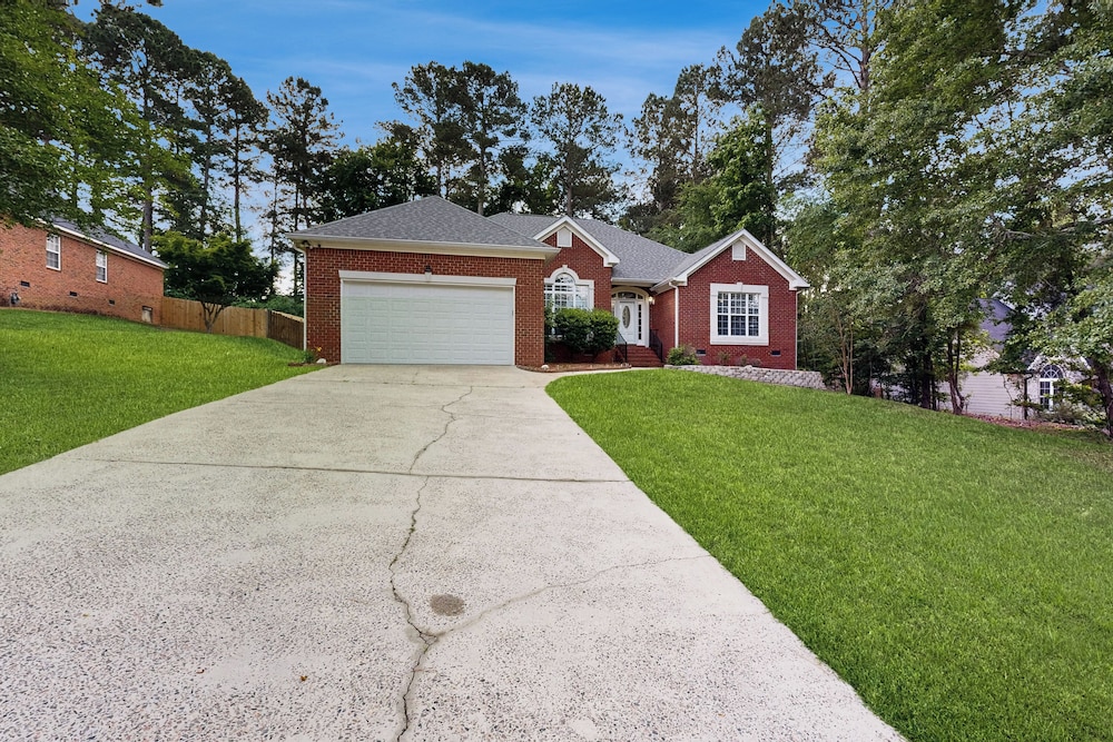 Elegant 4BR W and DeckandYard Near Augusta National — hotel in Evans