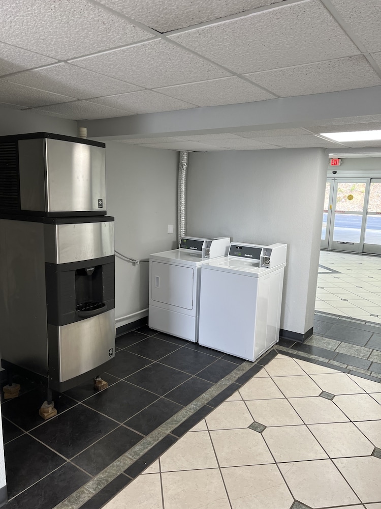 Econo Lodge Commerce - photo 45