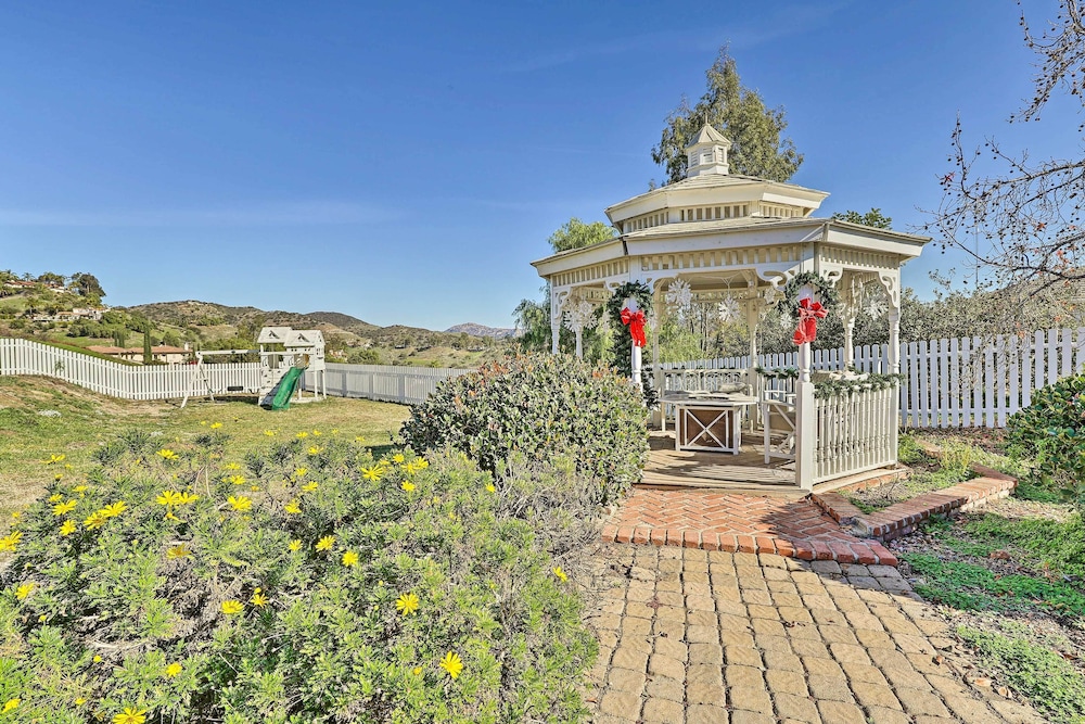 Garden Gazebo and Fire Pit Fallbrook Home — 4-Star Luxury Hotel in Fallbrook, United States