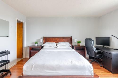 Cozy and Secure 3 Bedroom 2 Bath Unit with 6 Beds and Beautiful Bay View — 4-Star Luxury Hotel in Albany, United States