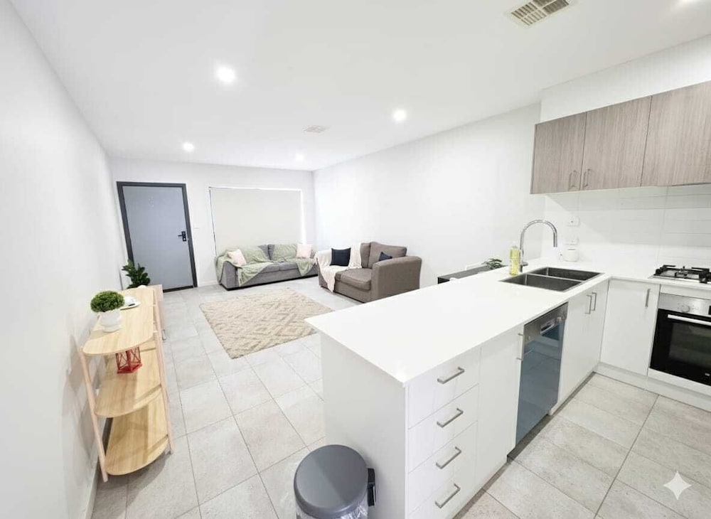 Stylish 2BR Retreat Near UC & Belconnen Mall in Canberra, Australia