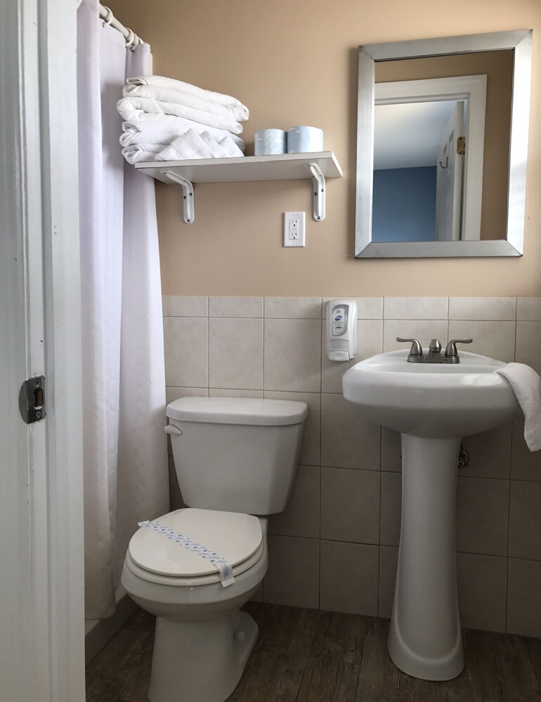 Pelican Point Motel - photo 18