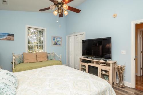 Woodlands Wonder by Oak Island Accommodations - photo 41