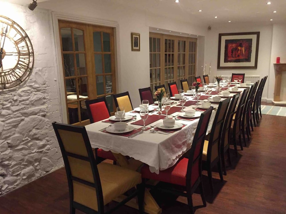 Vollie House — 4-Star Luxury Hotel in Thornhill, United Kingdom