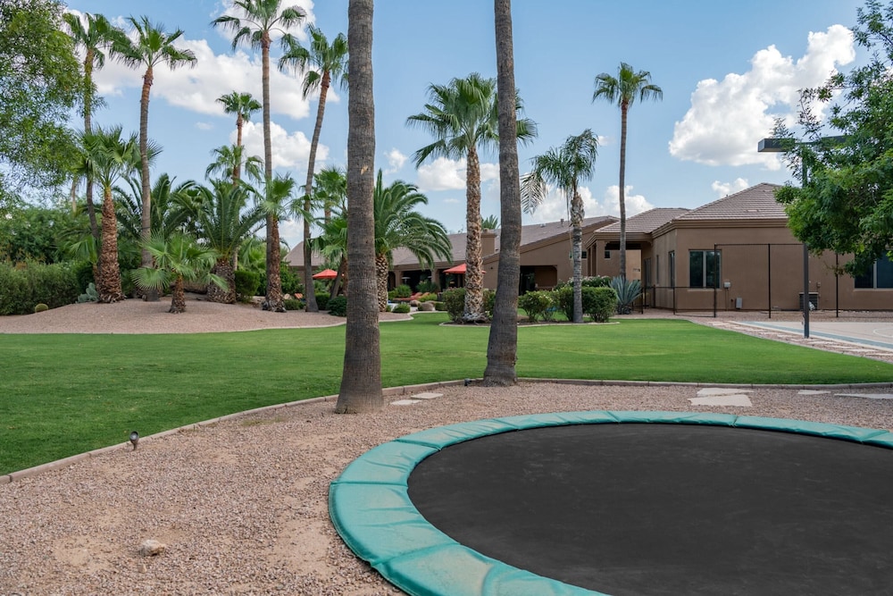 Preston by Avantstay 6BR Desert Oasis w Basketball Court Pool & Hot Tub - photo 28