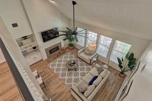 New 4BR with Easy Access to all Woodlands Amenities — 4-Star Luxury Hotel in The Woodlands, United States