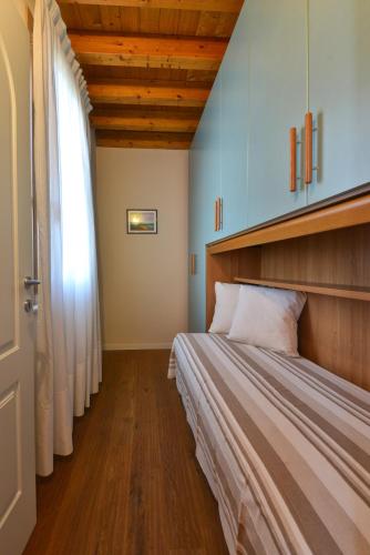 Appartamento Cesare — 4-Star Luxury Hotel in Manerba Del Garda, Italy