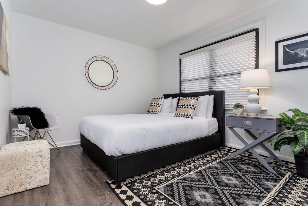 10 BRs Comprised of 2 5BR Suites by Domio - photo 17