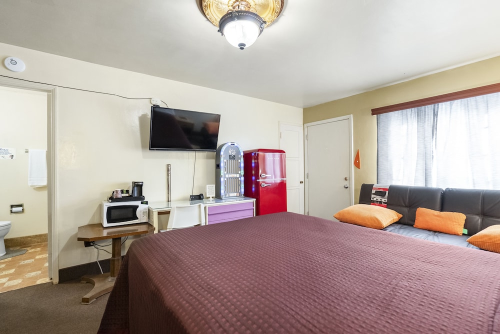 The New Star Motel with Studio Kitchens: 1950s Extended Stay Lodging and Retreat Center - photo 29