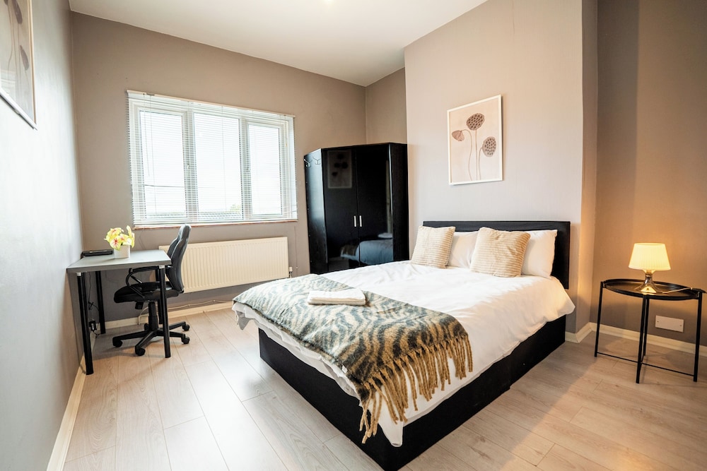 London City Escape Stylish 2 Bedroom Apartment — 4-Star Luxury Hotel in London, United Kingdom