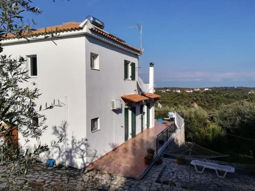Haus mit Pool im Olivenhain — 4-Star Luxury Hotel in Koroni, Greece