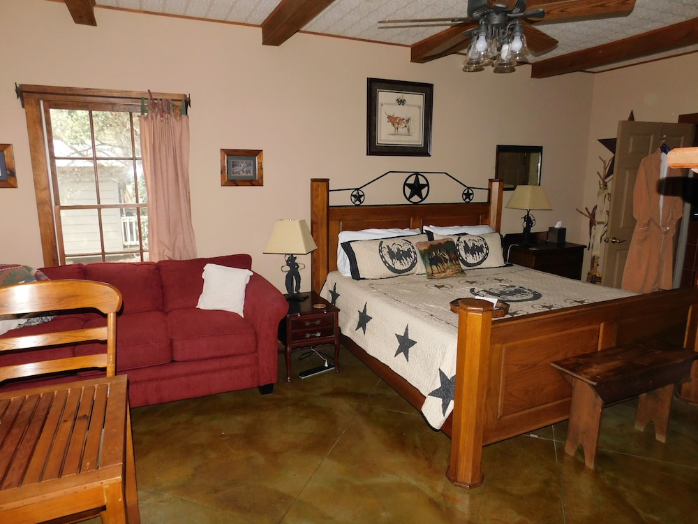 Equinox Inn at Canyon Lake in Canyon Lake, United States