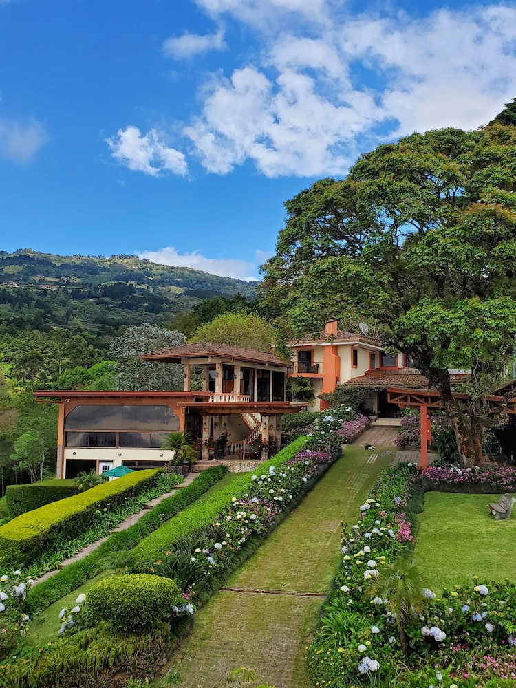 Finca Paraiso Mountain Retreat near San Jose Airport in Santo Domingo, Costa Rica