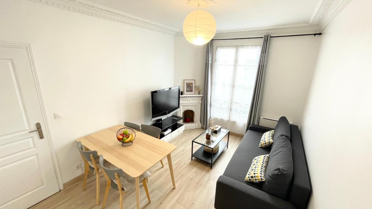 121 4 Personnes Jeux Olympiques Stade de France in Aubervilliers, France