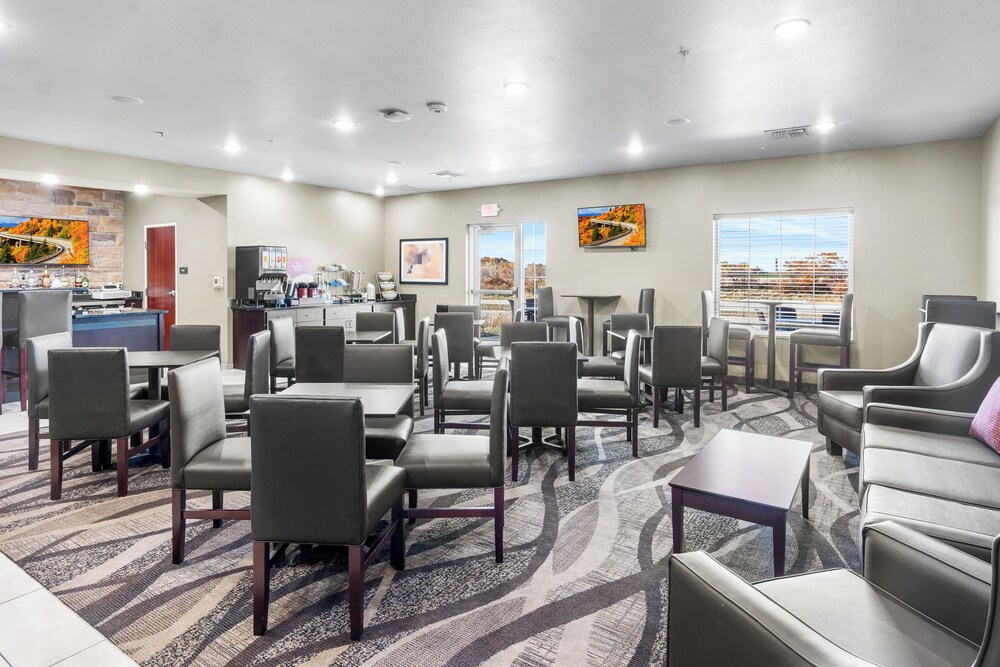 Cobblestone Hotel & Suites Denmark Green Bay - photo 33