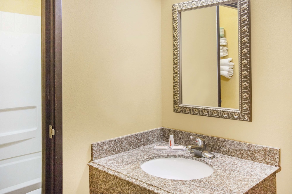 Super 8 by Wyndham Van Buren Ft. Smith Area - photo 22