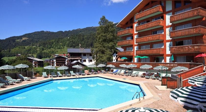 Chalet Hotel Le Labrador The Originals Relais in Les Gets, France