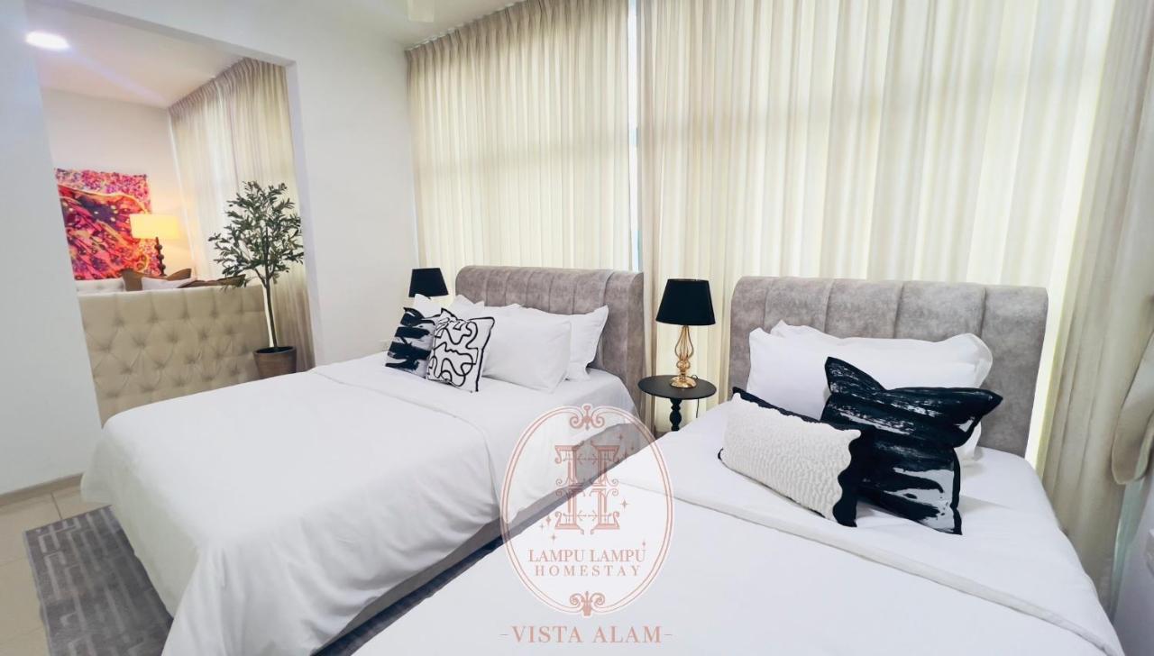 Lampu Lampu Homestay Moslem friendly family — 4-Star Luxury Hotel in Shah Alam, Malaysia