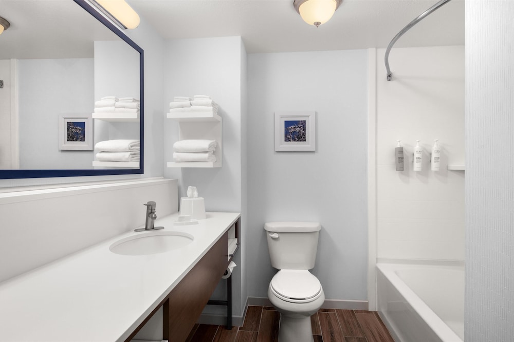 Hampton Inn & Suites Fresno - photo 19