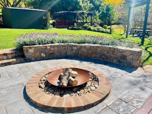 Cedarvale Cottage - last minute hotel in Boambee