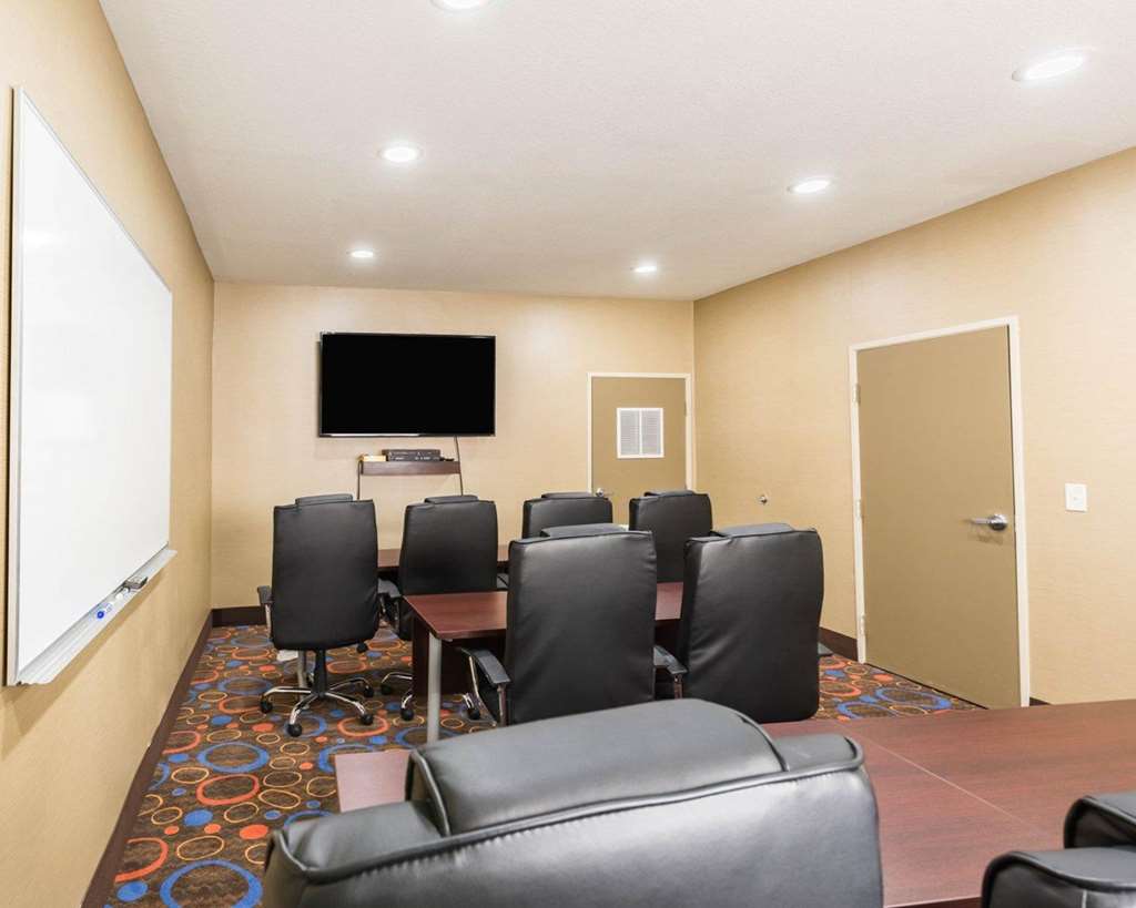 Econo Lodge Inn & Suites East - photo 39
