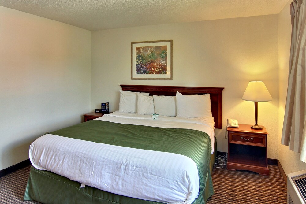Days Inn & Suites by Wyndham Traverse City - photo 13