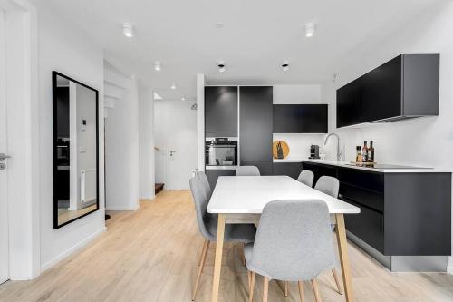 Luxury Nest 2B 1B Heart of downtown Free parking