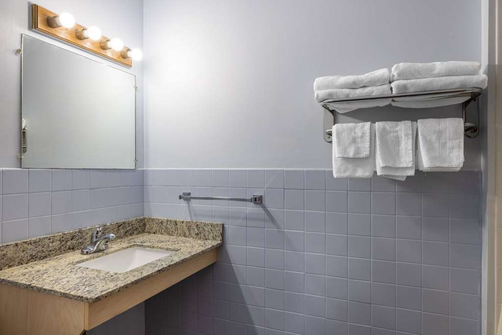 Travelodge by Wyndham Spirit Lake Okoboji - photo 23