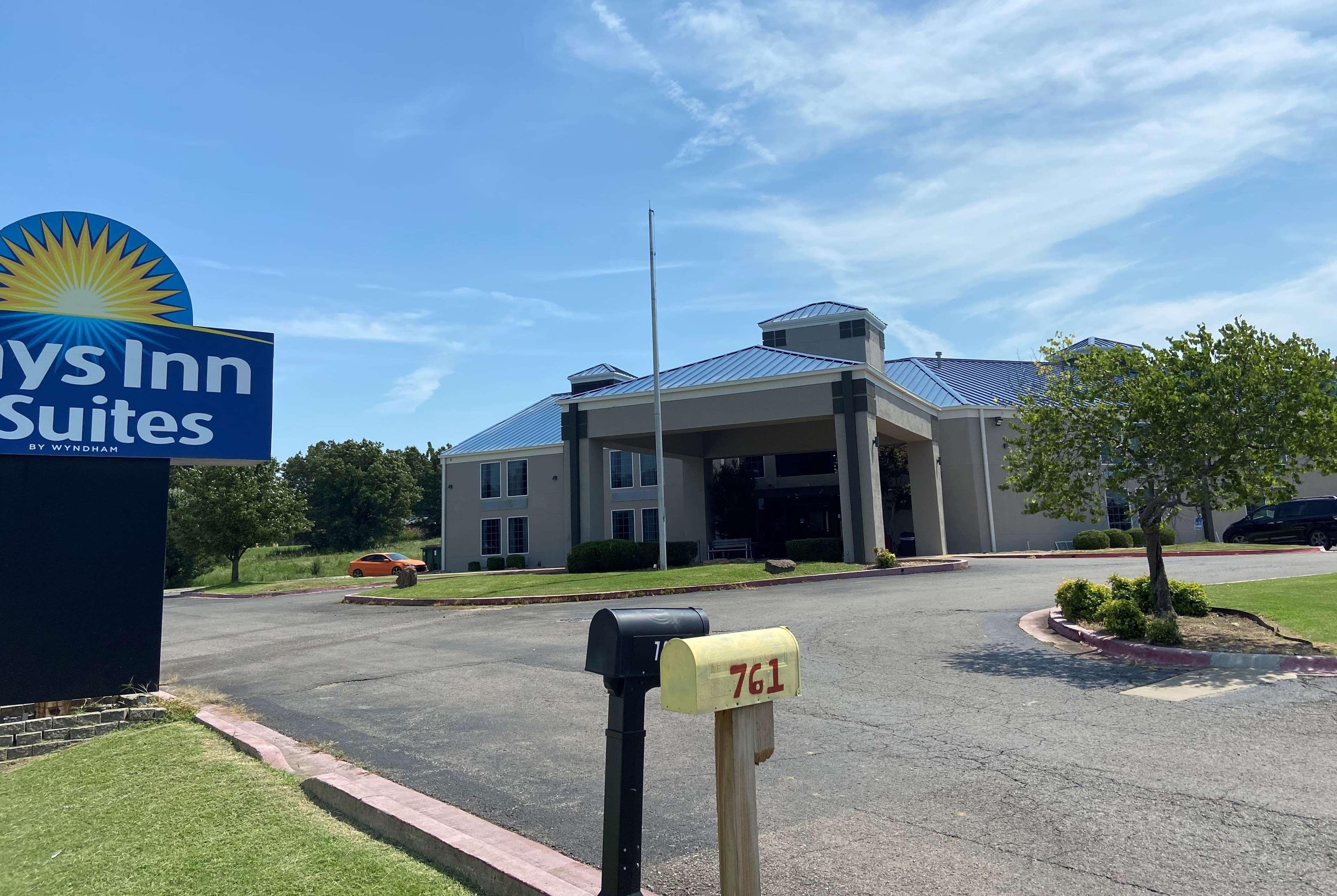 Days Inn & Suites by Wyndham Tahlequah - photo 19