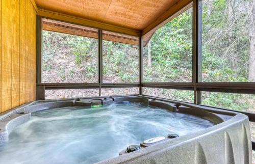 Sleepy Hollow FREE Dollywood ticket & more secluded 2BR2BA game loft hot tub covered porch — 4-Star Luxury Hotel in Sevierville, United States