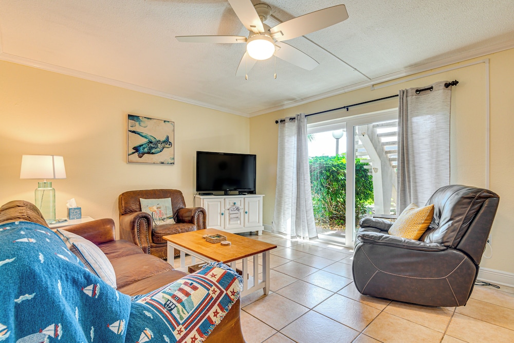 Just Cocoa Beachy Cozy beachside condo with pool and beach access — 4-Star Luxury Hotel in Cocoa Beach, United States