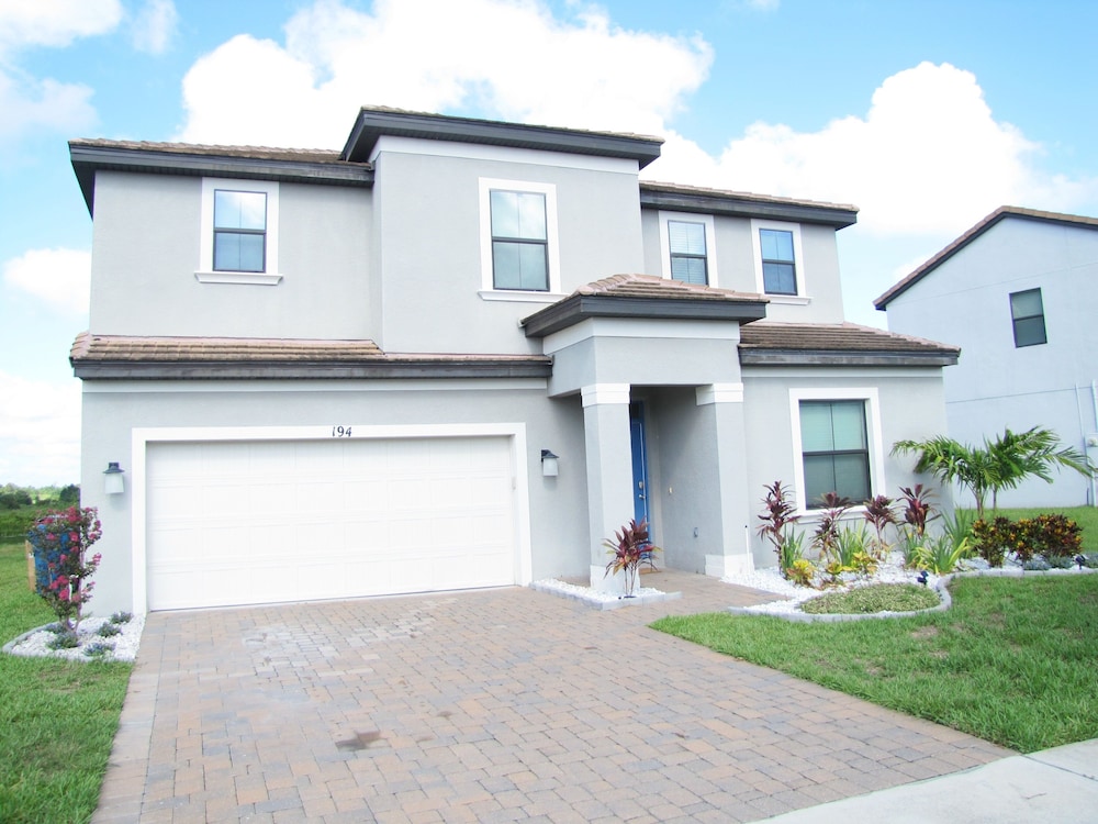Balmoral Resort 194kb 6 Bedroom Home by RedAwning - featured photo