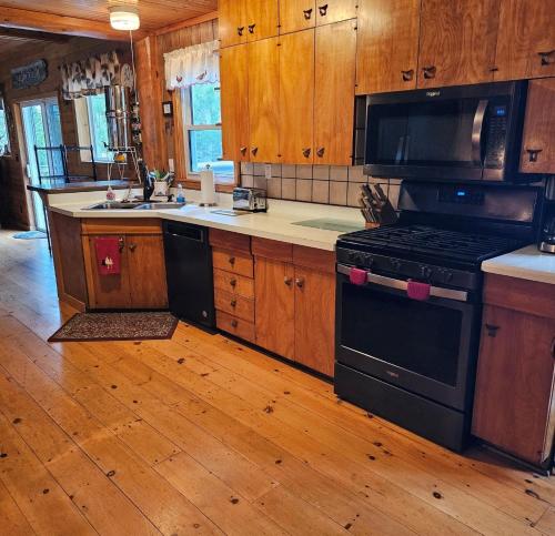 Butler's Bay Teal Lake 4 Bedroom Hotel Room by RedAwning - photo 6