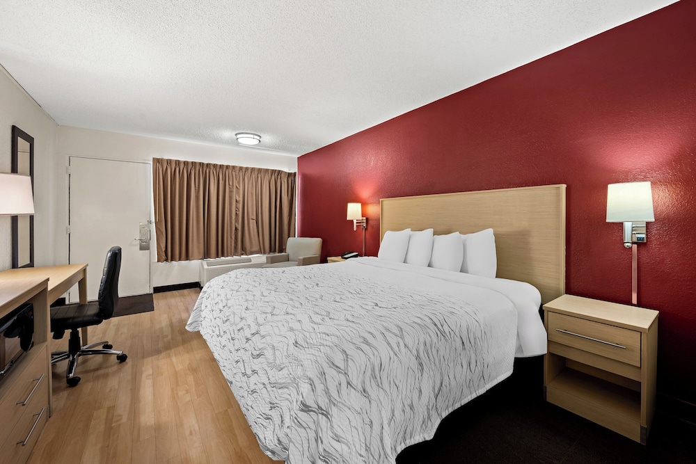 Red Roof Inn PLUS & Suites Naples Downtown 5th Ave S - photo 11