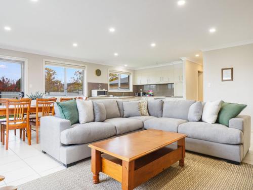 3A Kunama 4BR House l Central Location l Aircon l WiFi — 4-Star Luxury Hotel in Berridale, Australia