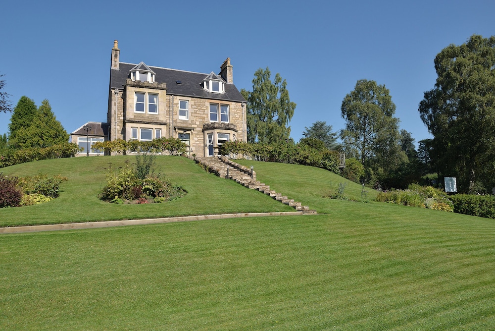 The Poplars Guest House — 4-Star Luxury Hotel in Pitlochry, United Kingdom