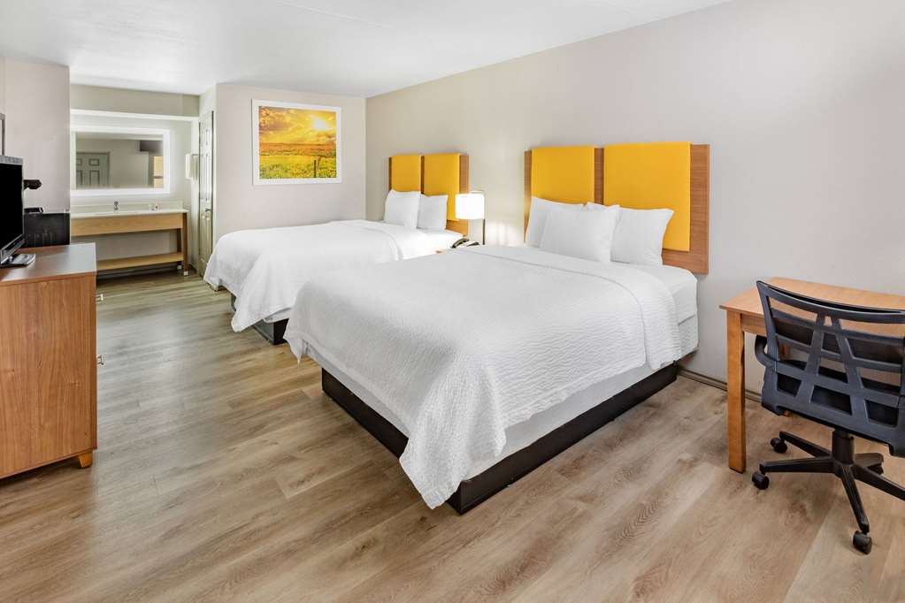 Days Inn & Suites by Wyndham Huntsville - photo 8