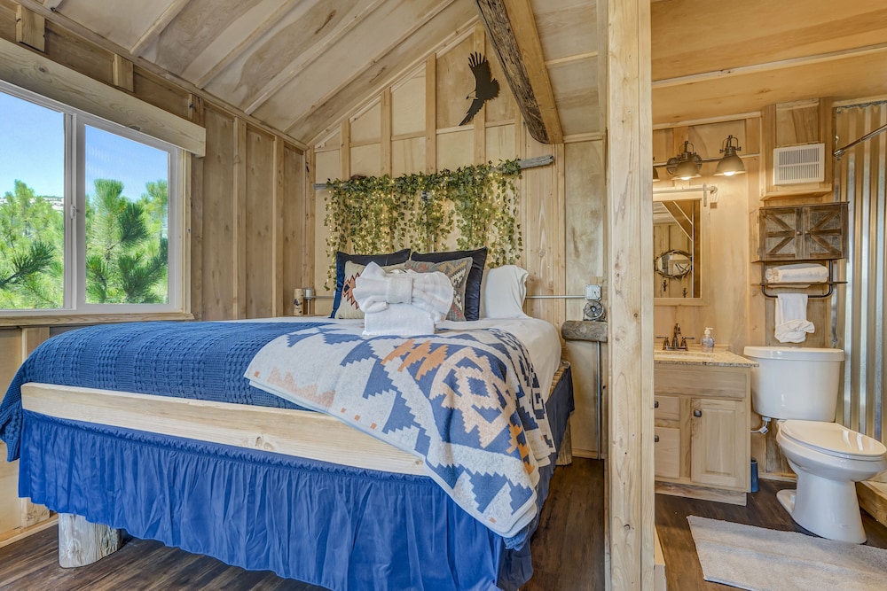 Tree Eagles Nest - carbon neutral hotel in Larkspur