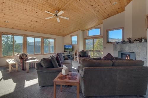 Stockholm Beautiful Views in Tahoe Donner Private Hot Tub Pet Friendly — 4-Star Luxury Hotel in Truckee, United States