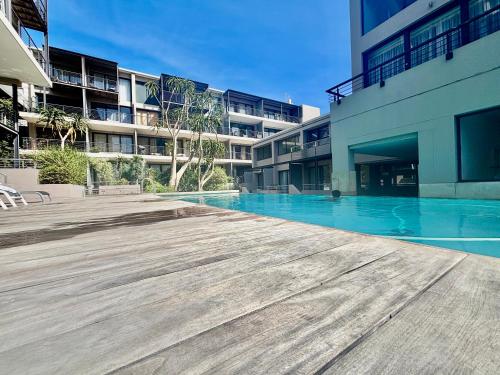 Elegant Oasis in Cape Town CBD Pool Gym & City Views