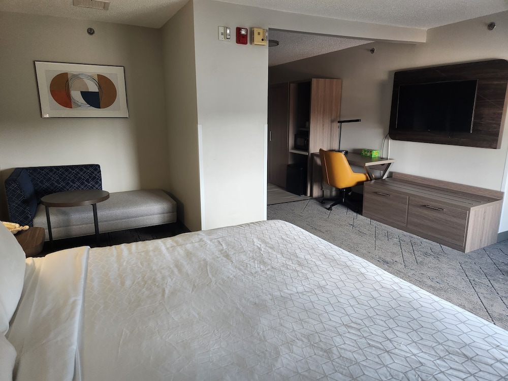 Holiday Inn Express & Suites Alliance by IHG - photo 18