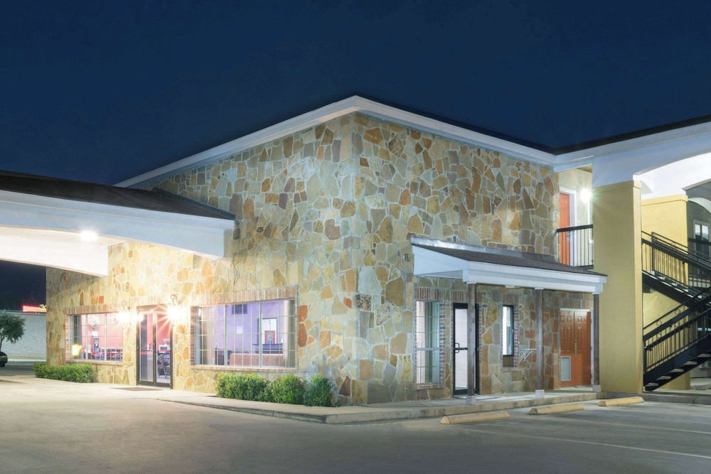 Super 8 by Wyndham San Antonio Near Fort Sam Houston - photo 18
